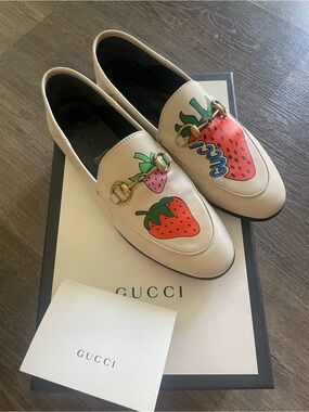 Gucci Cream Leather Loafers with Strawberry Print and Gold Horsebit